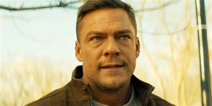 Reacher: Alan Ritchson's Wet & Nearly Naked Scene